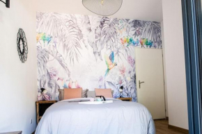 Chambre tropicale privée au coeur d'un village calme et proche du vignoble